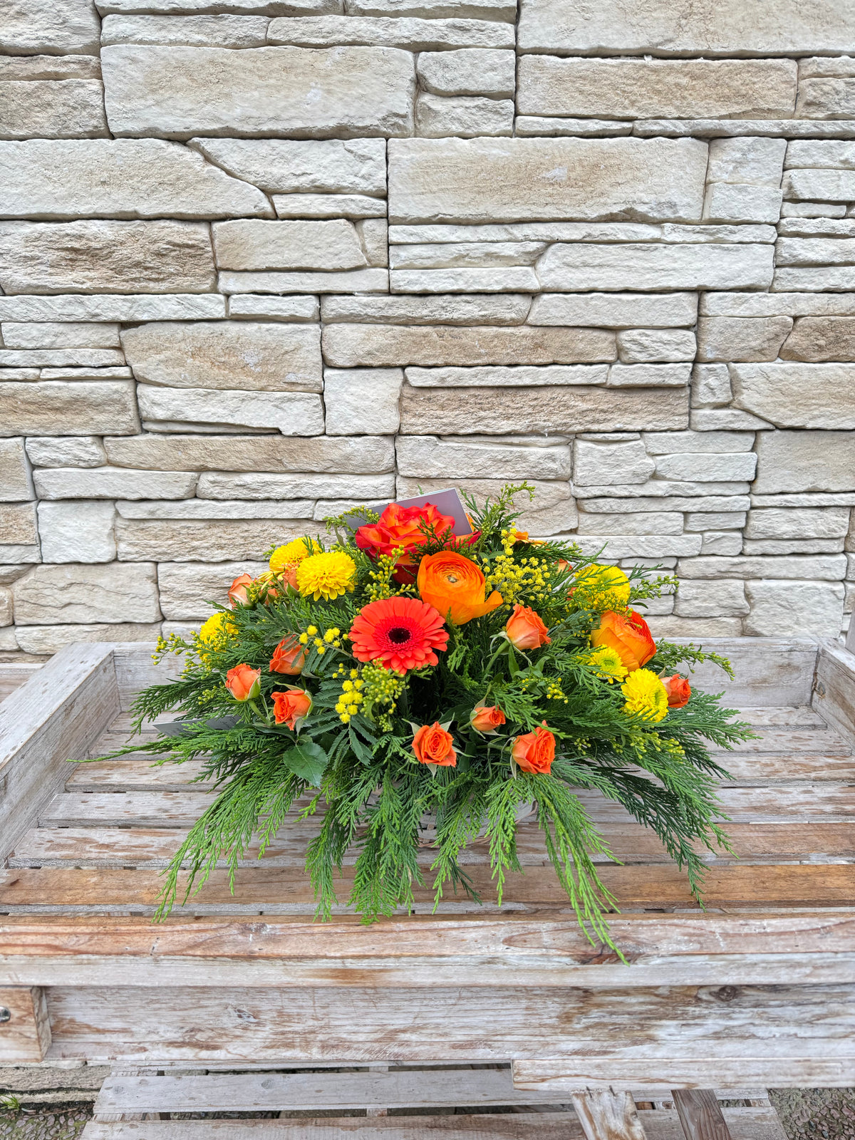 Panier de fleurs colorées