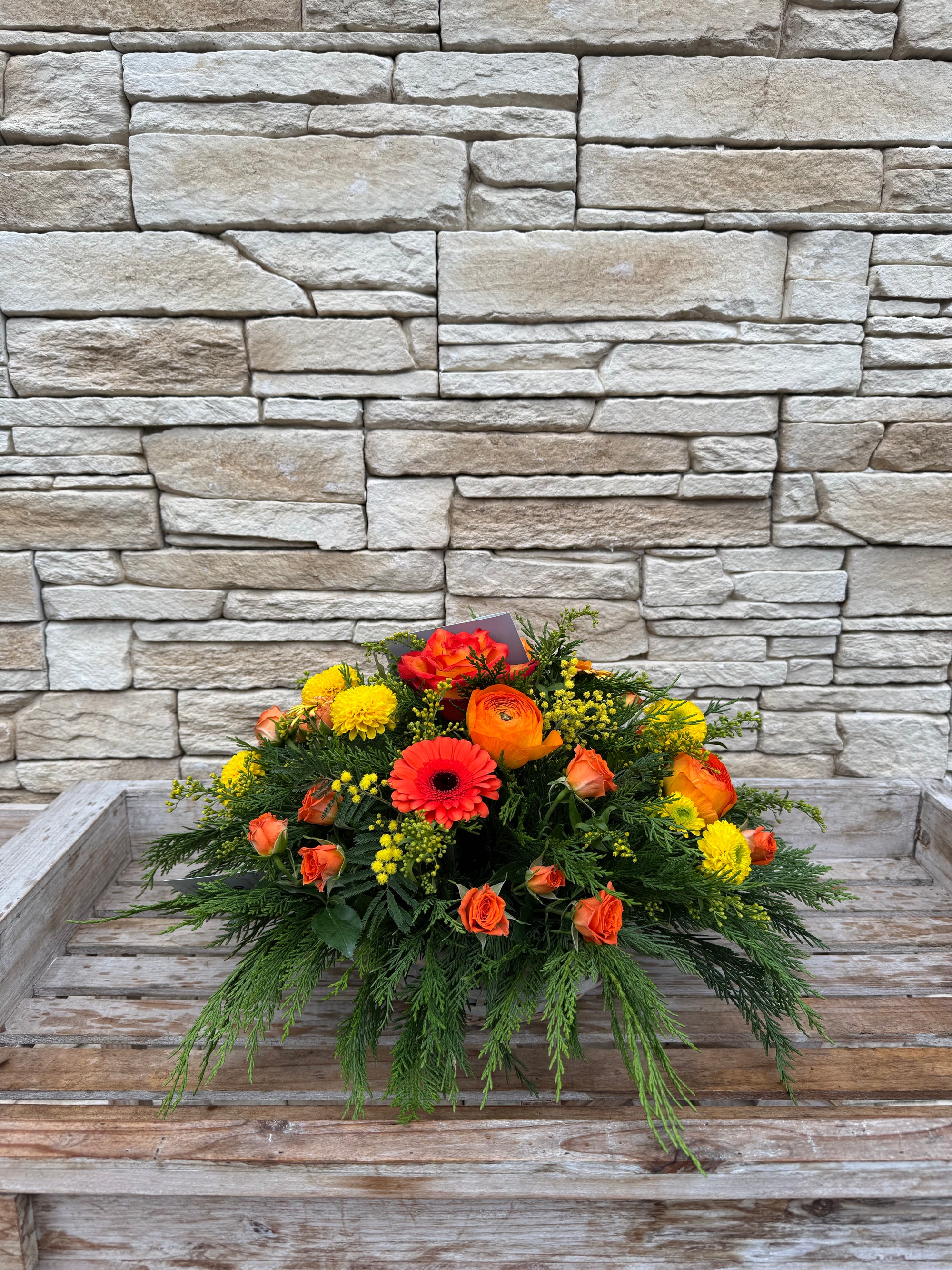 Panier de fleurs colorées