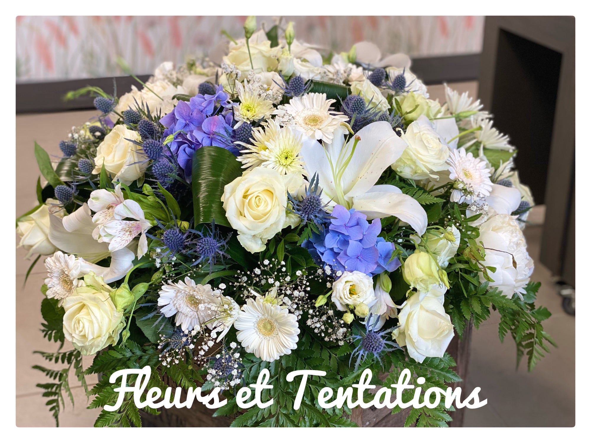 Panier de fleurs blanc/bleu